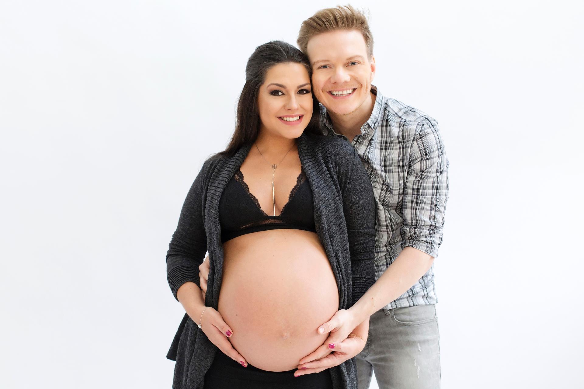 Gravidíssima, Thais Fersoza posa com o marido, Michel Teló - Thalita Castanho/Divulgação