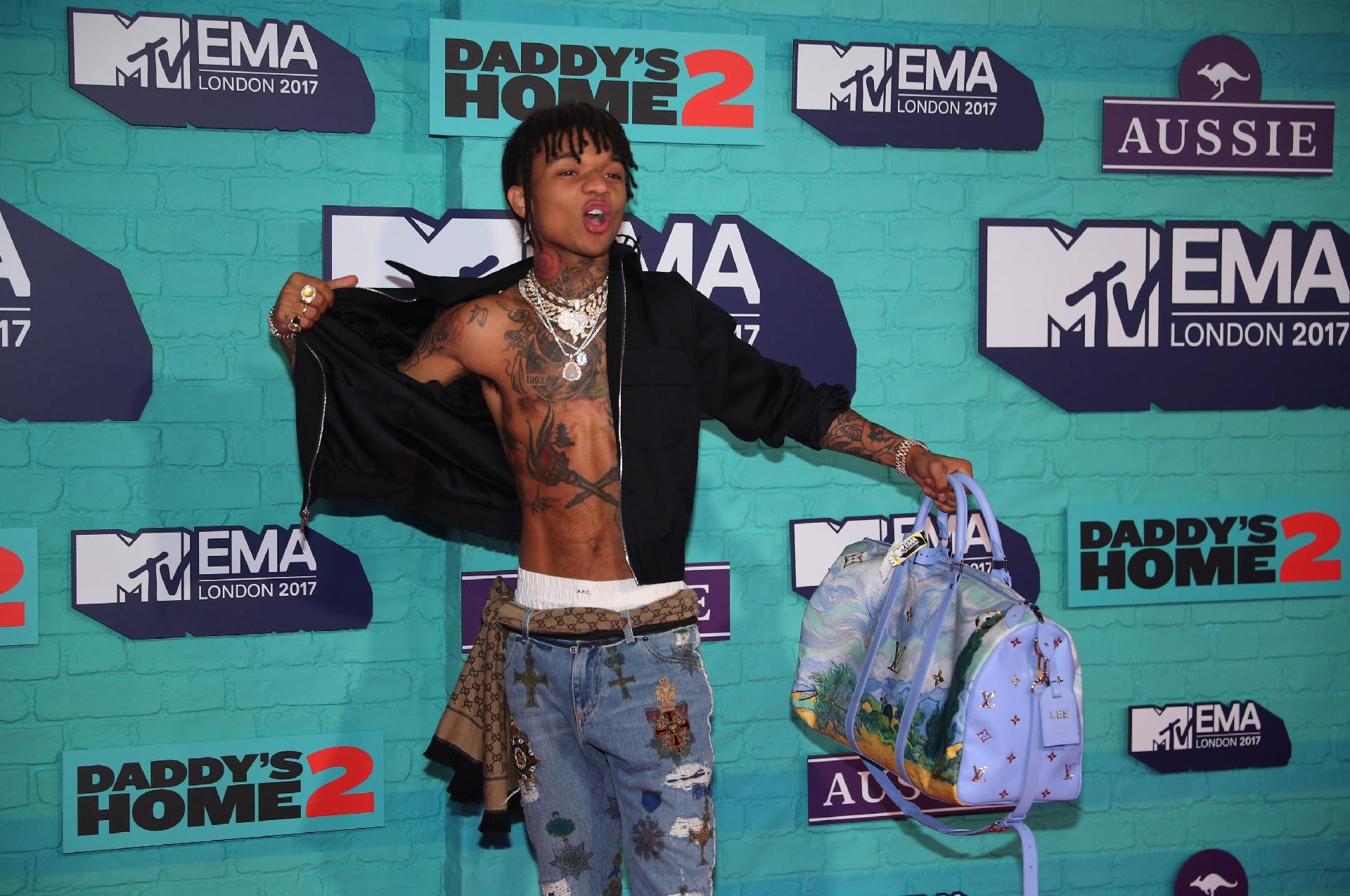 O rapper norte-americano Swae Lee exibiu suas tatuagens no tapete vermelho do EMA (Europe Music Awards), premiação da MTV realizada na arena de Wembley, em Londres - Hannah McKay/Reuters