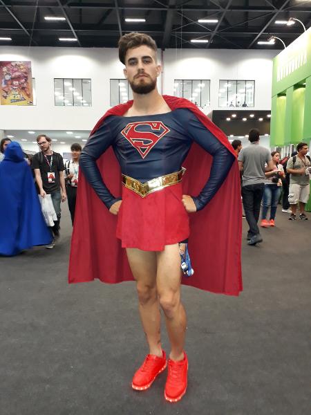 O produtor de eventos Vitor Torezani se fantasia de Supergirl na CCXP 2017 - Paulo Pacheco/UOL