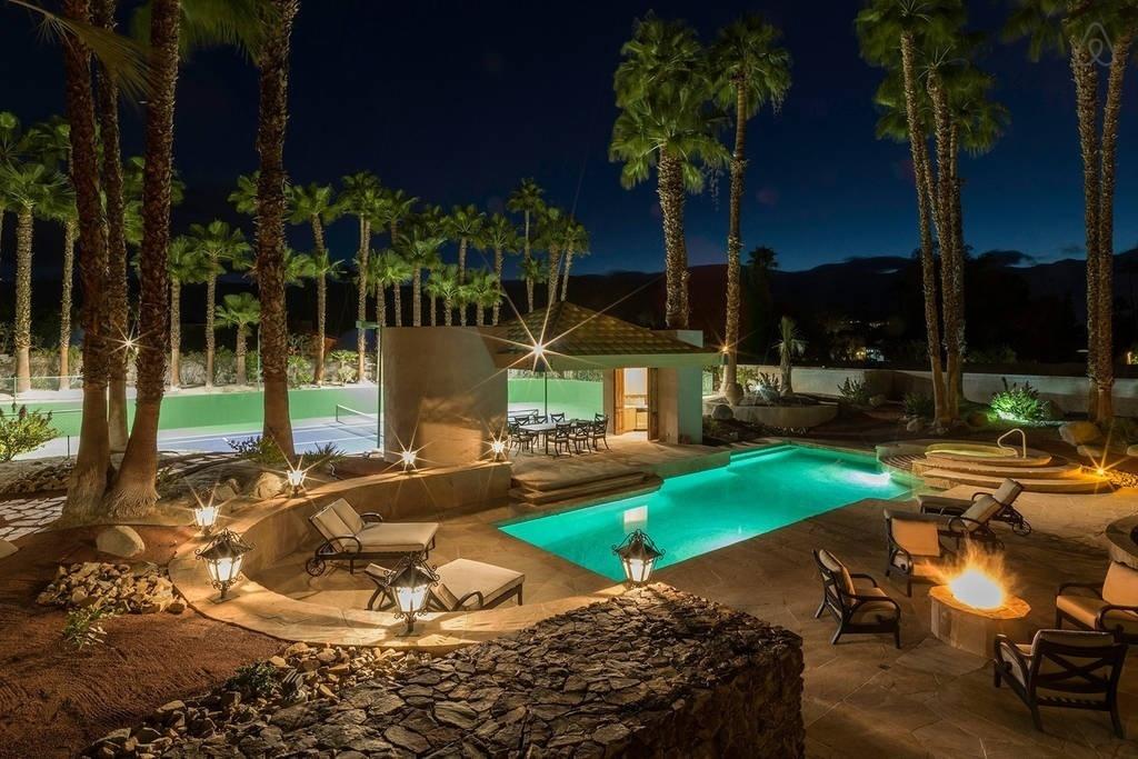 Para sua apresentação no Coachella, o rapper Kendrick Lamar ficou hospedado em uma casa com piscina, quadra de tênis e spa na cidade de Rancho Mirage, no deserto californiano, com diárias de R$ 5.415. https://www.airbnb.com.br/rooms/16454878 - Divulgação/Airbnb