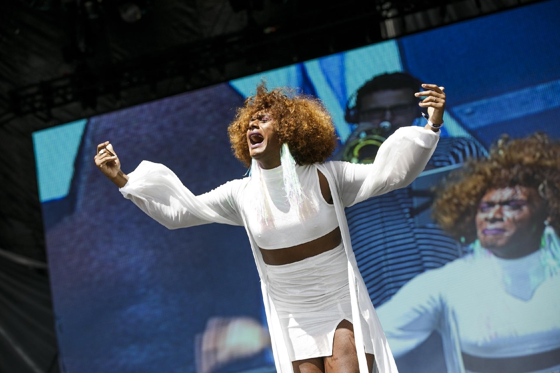 Liniker teve o show interrompido por problemas no som e se emocionou quando o público terminou de cantar sua música à capela - Mariana Pekin/UOL