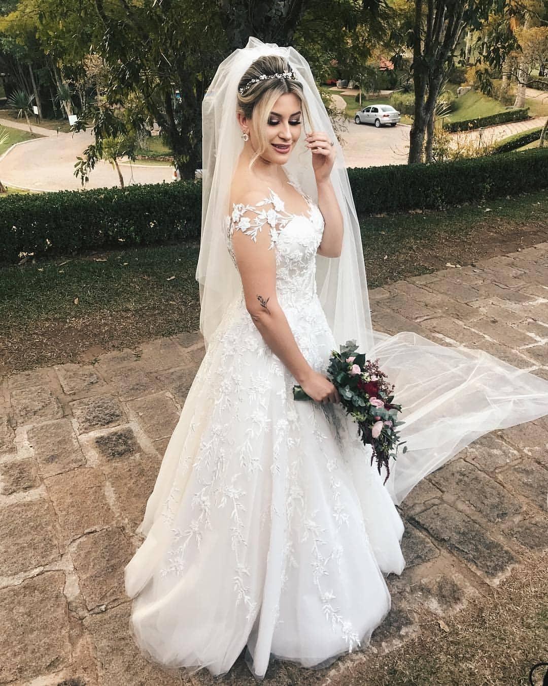 O vestido de Niina todo de renda, feito pela estilista Solaine Picolli - Reprodução/Instagram