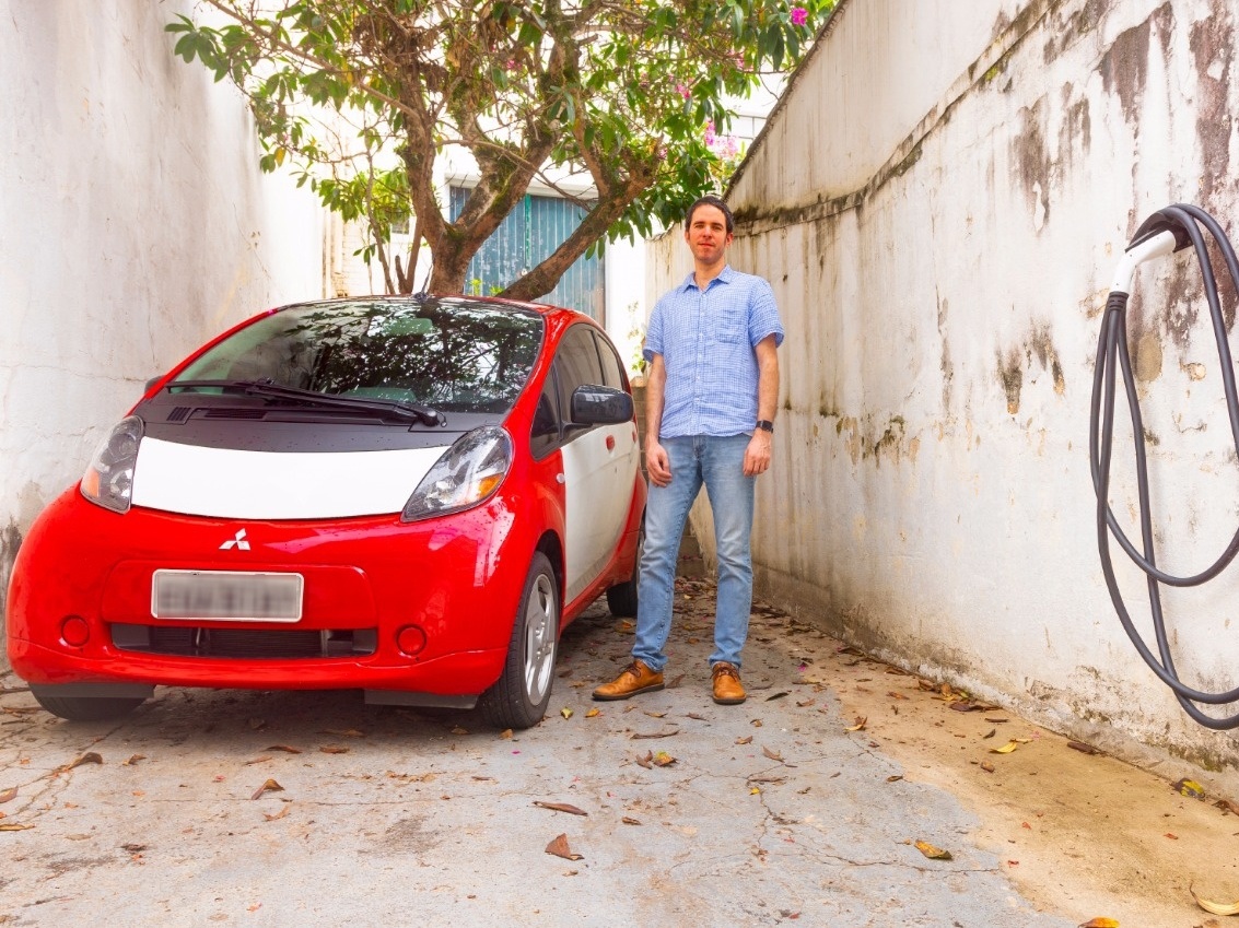 Ele comprou um carro elétrico usado e gasta R$ 30 para rodar 480 km foto imagem