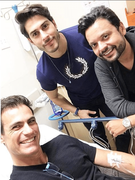Carlos Casagrande no hospital ao lado de dois amigos - Reprodução/Instagram