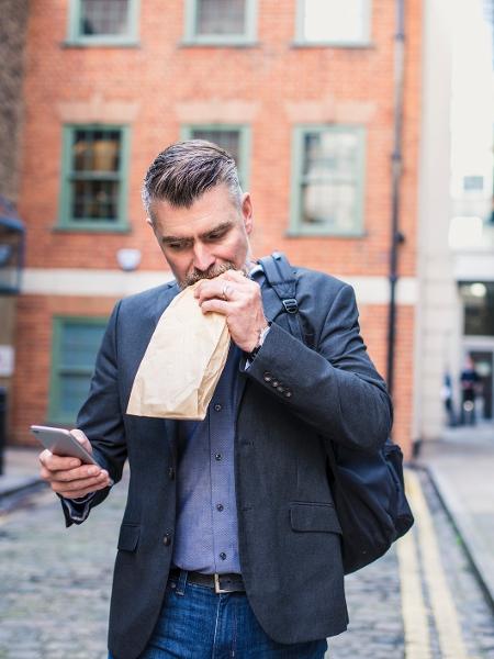 O estresse aumenta o nível de insulina no organismo, hormônio responsável por estocar em forma de gordura as calorias que não gastamos - iStock