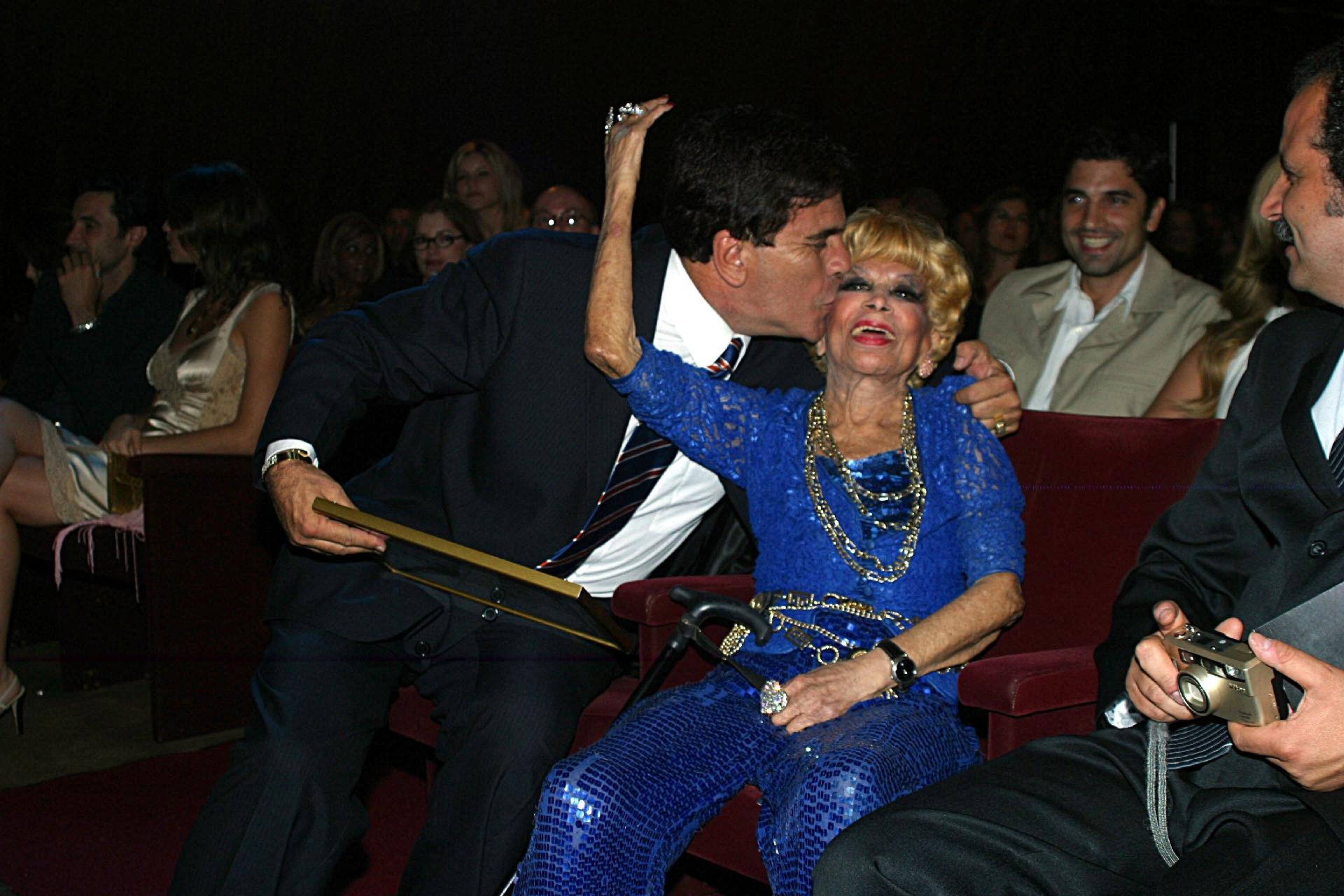 Wagner Montes encontra Dercy Gonçalves em setembro de 2004 no Prêmio Austregesilo de Atahyde, na Academia Brasileira de Letras, no Rio de Janeiro - Joao Cordeiro Jr/Folha Imagem