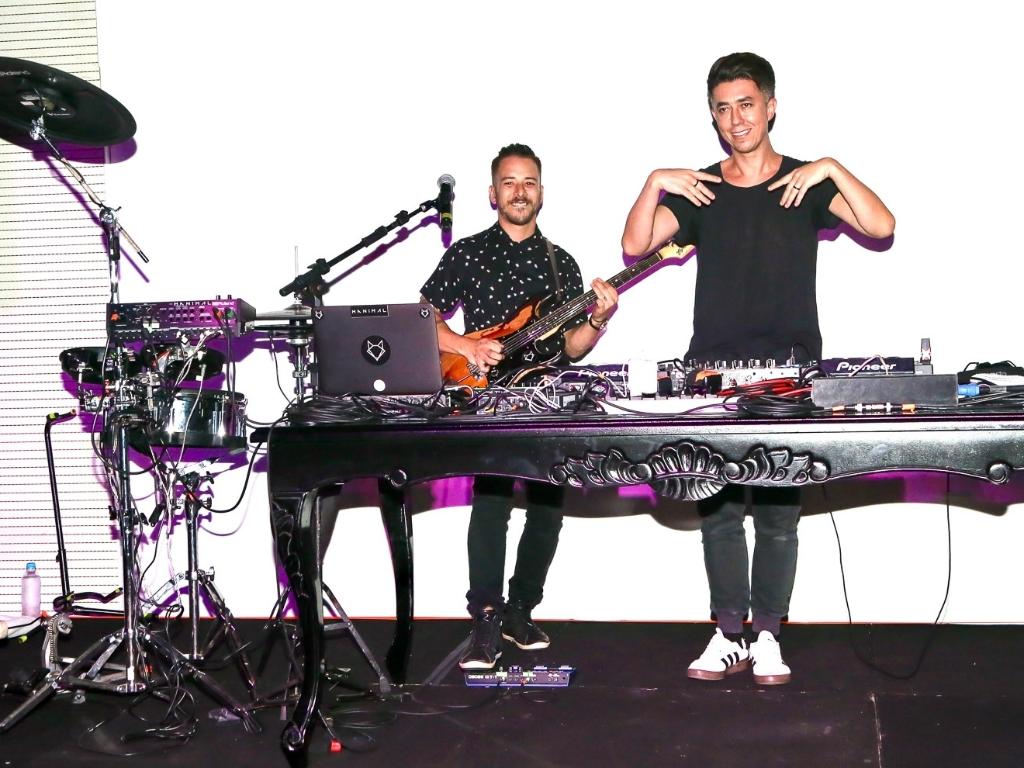 Junior se apresentou com o parceiro, o DJ Júlio Torres, que forma com ele o duo Manimal - Manuela Scarpa/Brazil News