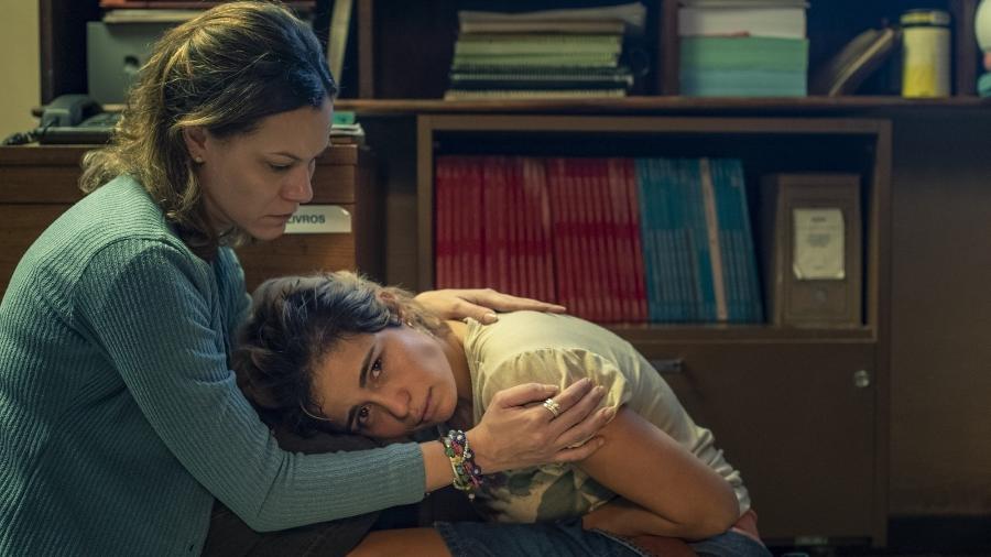 A professora Sonia (Hermila Guedes) tenta ajudar Rita (Nanda Costa), que tomou um abortivo - Globo/Divulgação