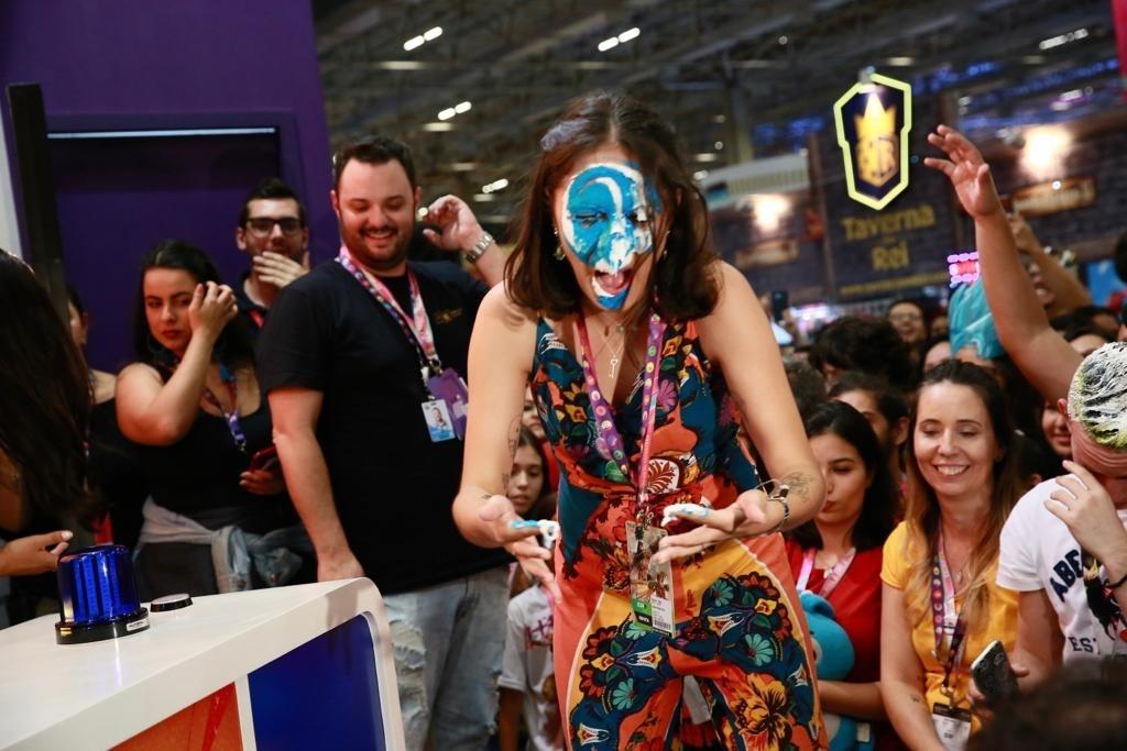 Celso Portiolli comanda torta na cara em estande do SBT na CCXP 2019 - Iwi Onodera/UOL