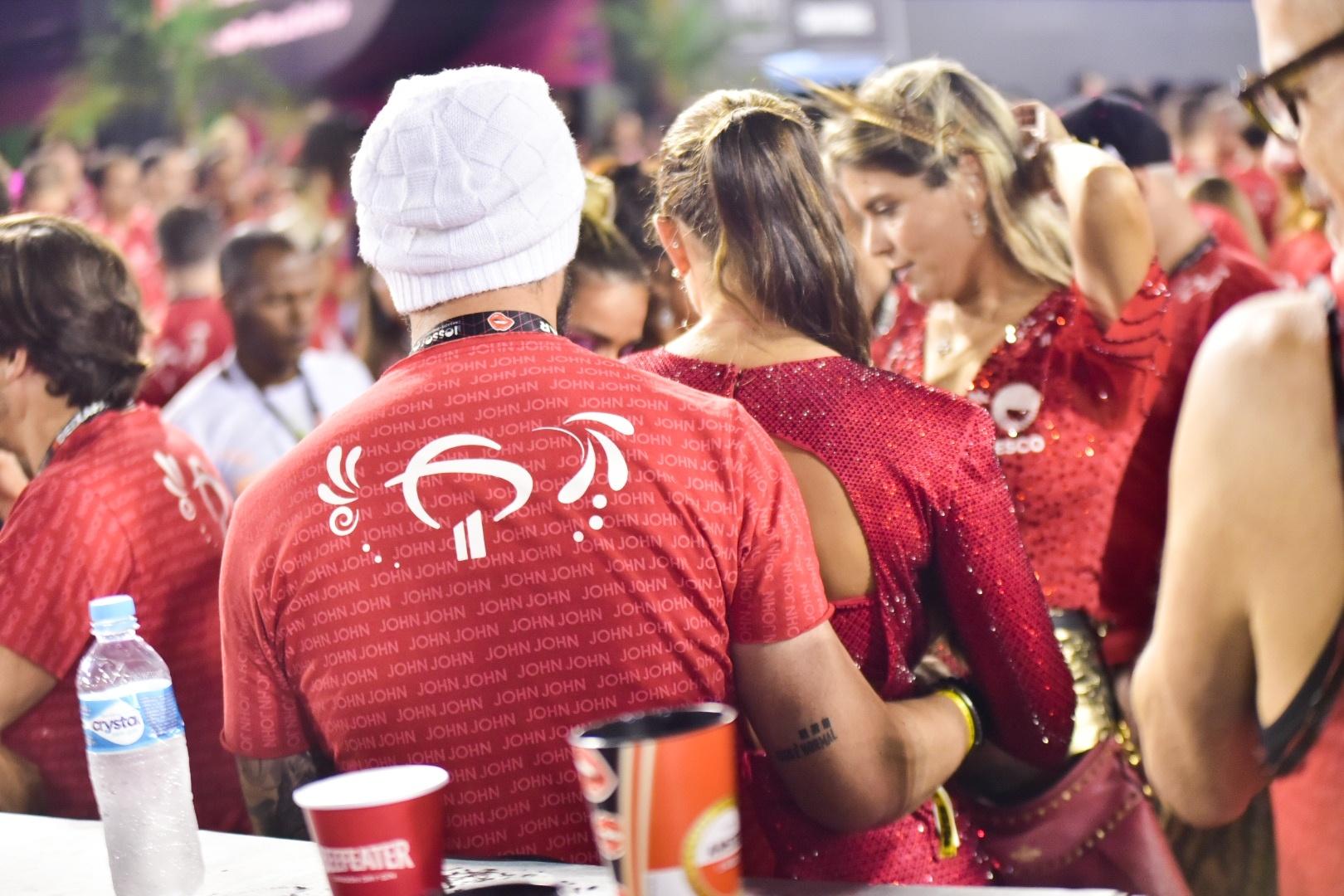 Paolla Oliveira troca carícias com namorado Douglas Maluf na Sapucaí - Leo Franco / AgNews