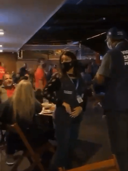 Agentes da vigilância sanitária foram alvos de protesto em bar - Reprodução/Twitter