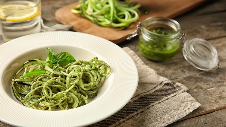 O molho pesto é uma das receitas mais famosas com o manjericão