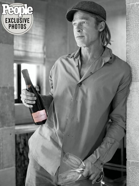 Brad Pitt com uma garrafa do Fleur de Miraval, novo champanhe rosé produzido em sua propriedade na França - Reprodução/People