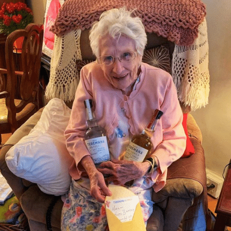 Fã de 101 anos do The Rock mostra garrafas de tequila e cartão que recebeu de presente do artista - Reprodução