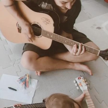Junior Lima toca violão com Otto - Foto: Reprodução/Instagram