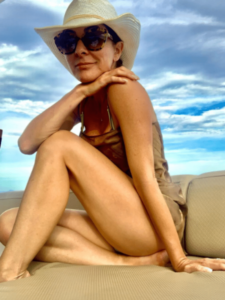 Ana Paula Padrão incentivou liberdade das mulheres e agradeceu movimentos feministas ao posar de maiô durante férias - Reprodução/Instagram