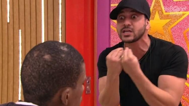 Caio tenta convencer Lucas Penteado a não desistir do jogo - Reprodução/Globoplay - Reprodução/Globoplay