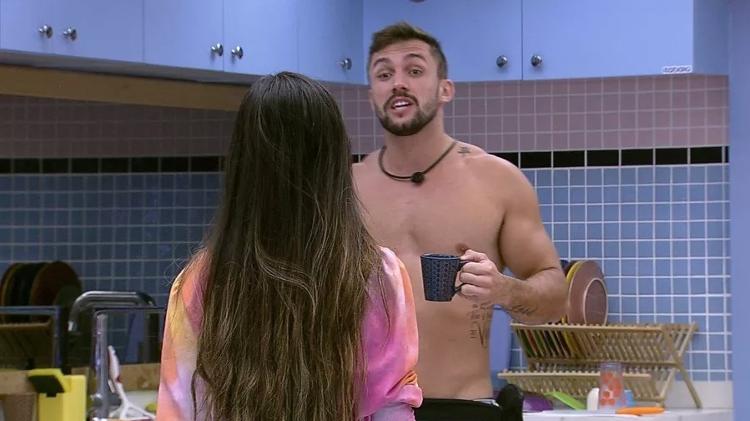 BBB 21: Arthur brinca com Juliette na cozinha - Reprodução/ Globoplay - Reprodução/ Globoplay