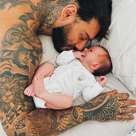 Lucas Lucco com seu primeiro filho, Luca - Reprodução / Instagram