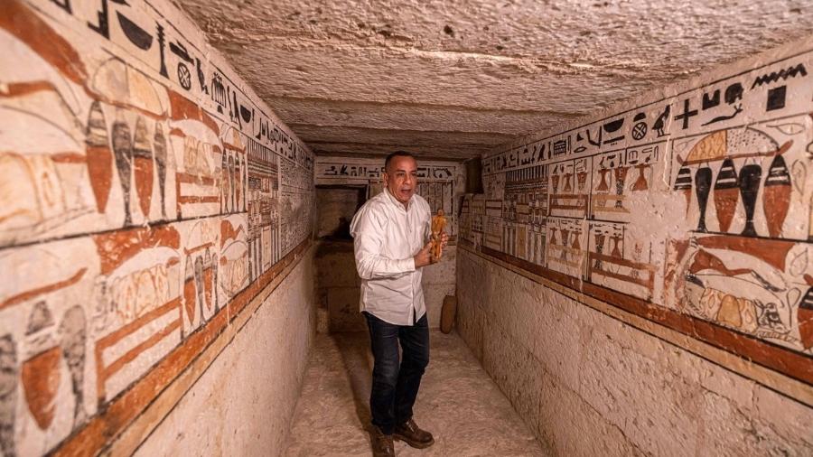 Mostafa Waziri, chefe do Conselho Supremo de Antiguidades do Egito, em 19 de março de 2022, dentro de uma das cinco antigas tumbas faraônicas - AFP/Khaled DESOUKI)