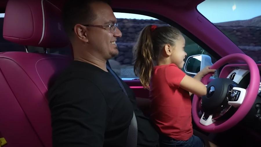 Pai dá Rolls-Royce para a filha - Reprodução