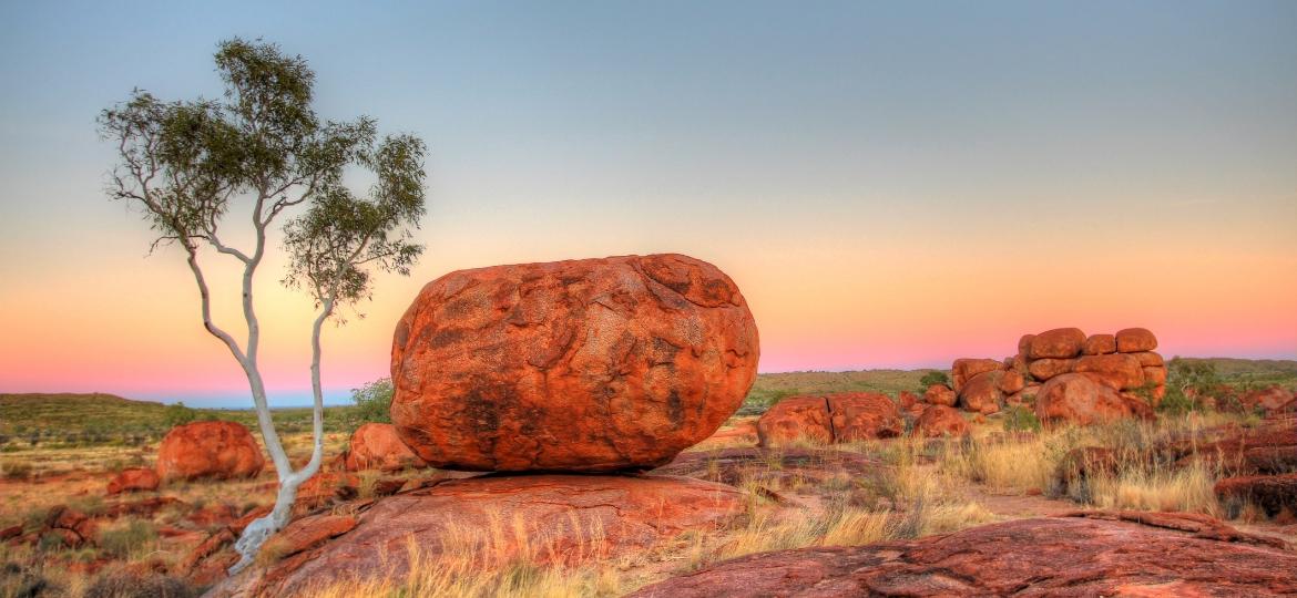 Karlu Karlu, também conhecida como Devils Marbles Conservation Reserve, no "Outback" da Austrália - Totajla/Getty Images/iStockphoto