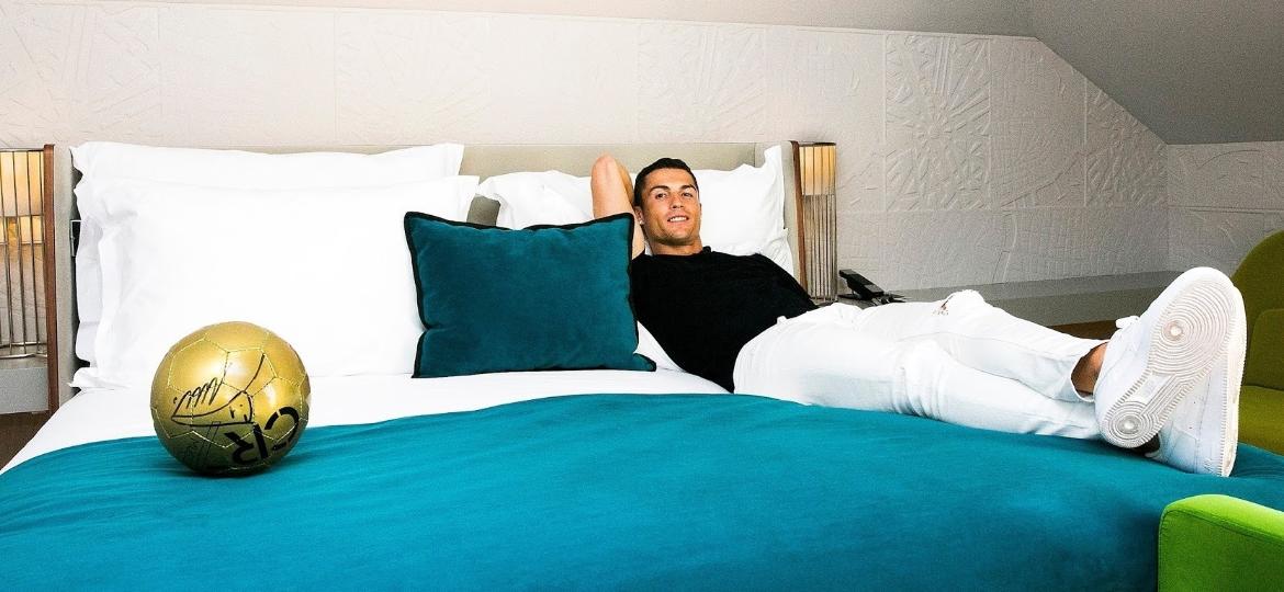 Cristiano Ronaldo em uma das suítes do Pestana CR7 de Lisboa - Reprodução Facebook