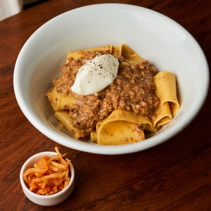 Lanche típico gaúcho, xis é gigante cheio de sabor. Prove receitas