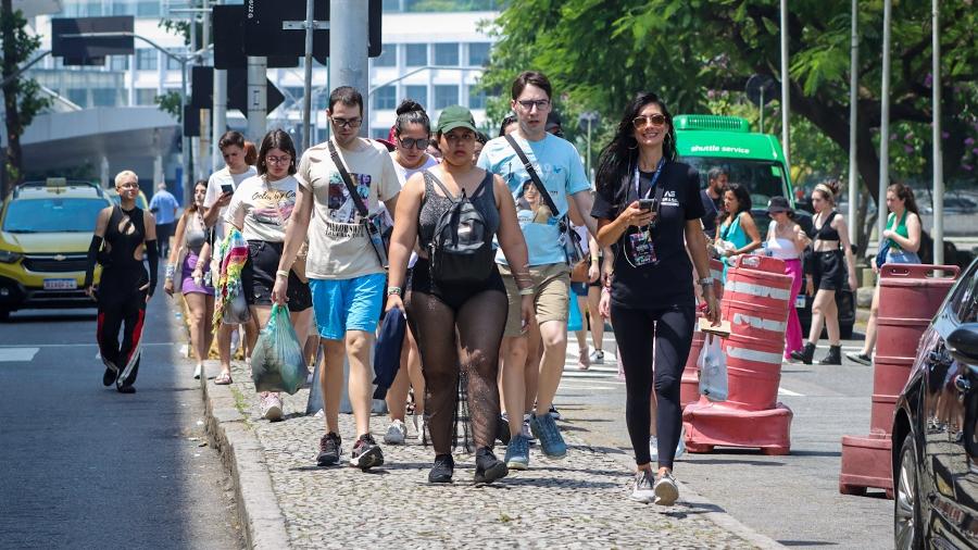 Fãs de Taylor Swift enfrentam calor do Rio de Janeiro no segundo dia de show