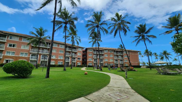 Fachada e jardim do hotel Brisa, a categoria mais alta (e cara) de Sauípe