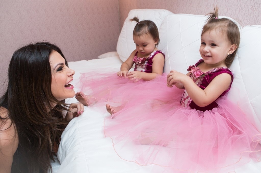 Até o momento, as crianças ficam com a babá e as avós, mas a ideia dos pais é colocá-las na escolinha em breve. "Ou elas vão agora, no meio do ano, ou no início do ano que vem. Acho importante elas serem estimuladas, ainda que as duas já sejam superinteligentes", afirma - Aline Arruda/UOL