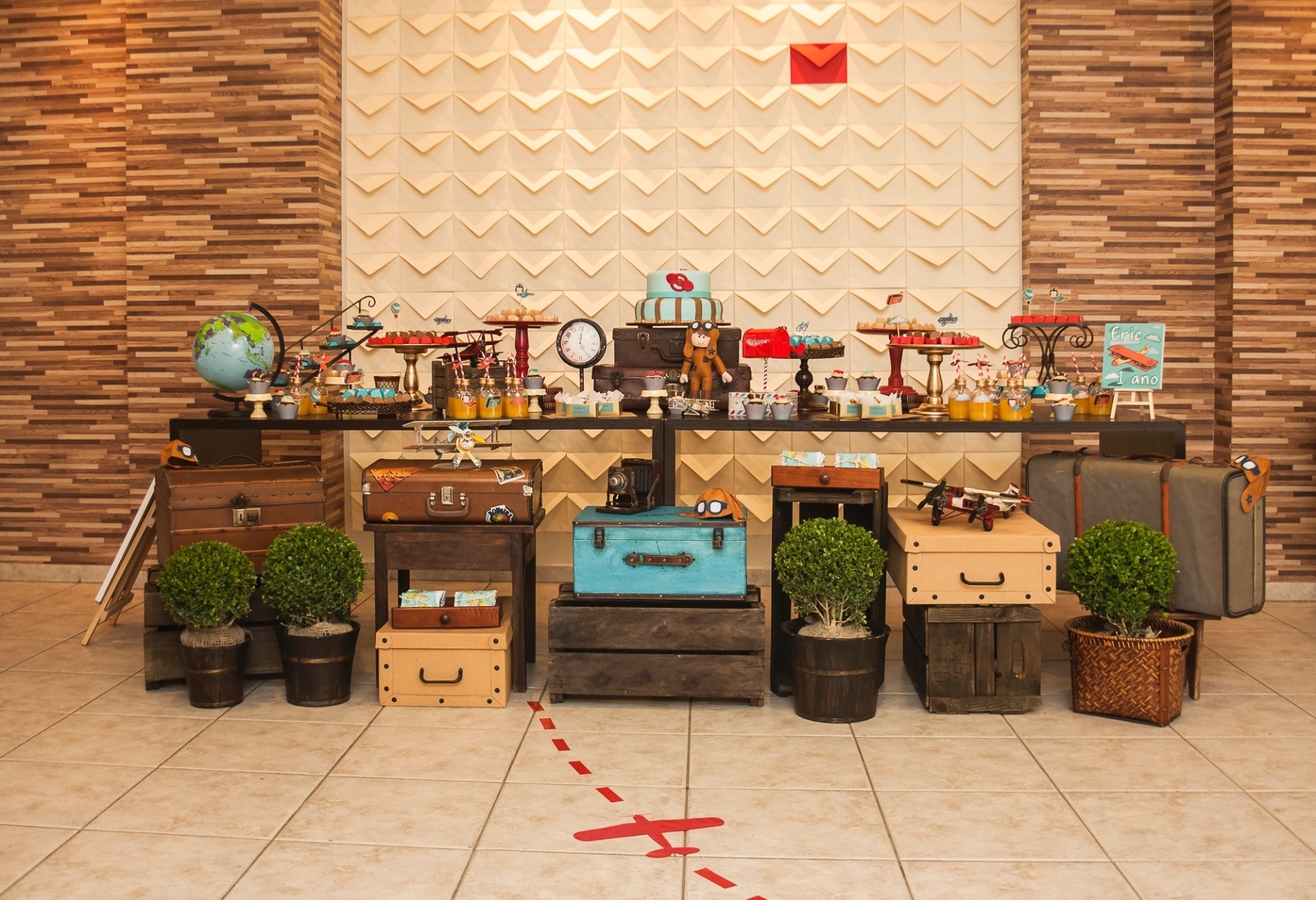 Um casal que mora fora do país e viaja bastante resolveu trazer o tema da aviação para o aniversário do filho. Além de comemorar o primeiro aniversário, o evento também serviu para que ele fosse apresentado a vários familiares. Para receber os cem convidados, a empresa Poá - Mesas e Lembranças Personalizadas - Sandra Pagano/Divulgação