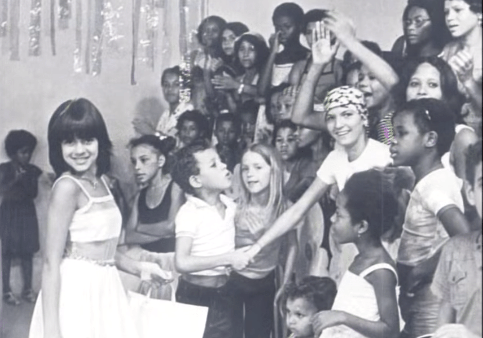 Aos 12 anos, Mara apresentou o programa "Clube do Mickey" nos anos 80. No programa, ela brincava com os telespectadores e exibia os desenhos da Disney - Reprodução/Blog Show Maravilha