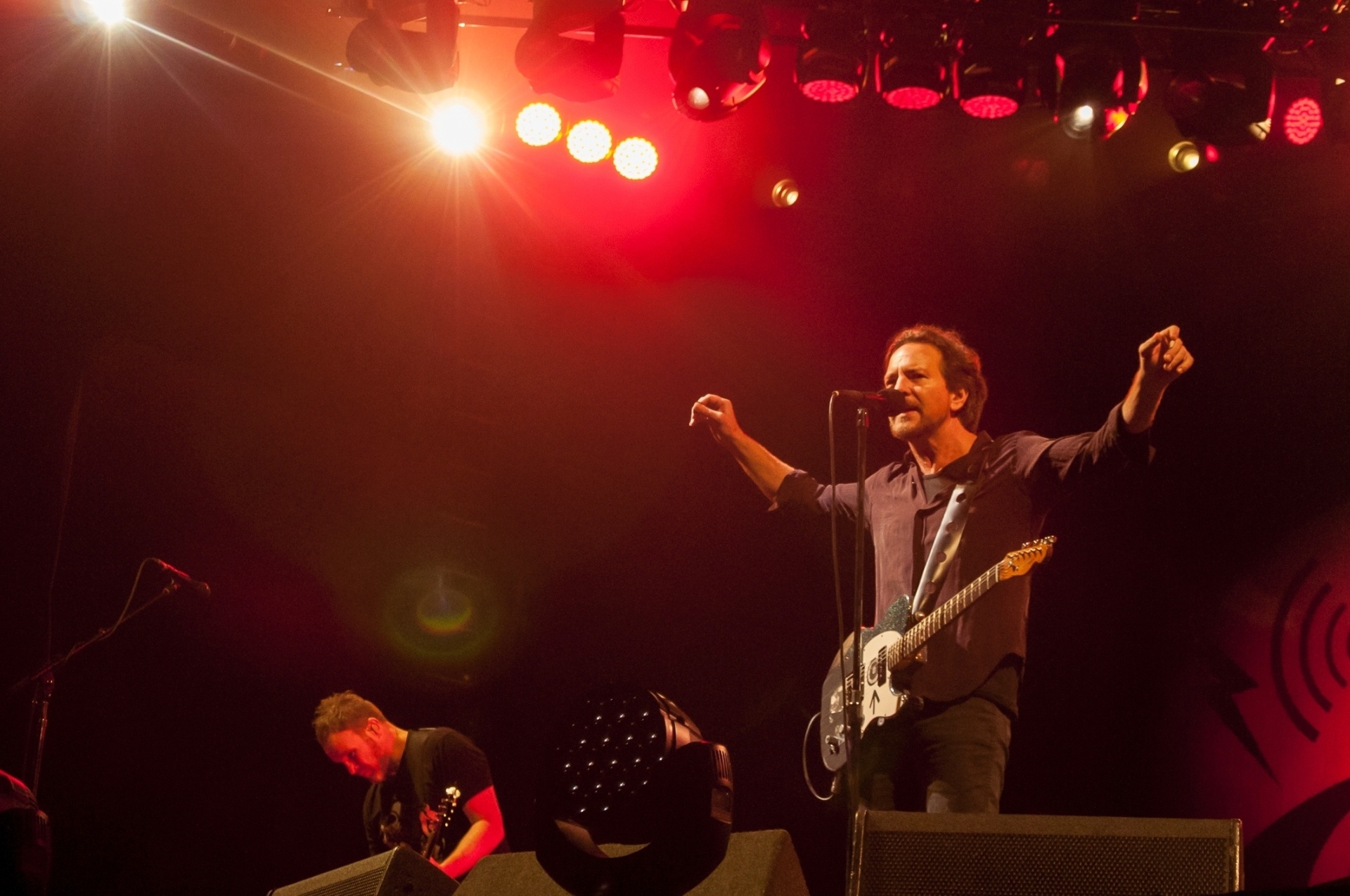 11.nov.2015 - Na noite desta quarta-feira, a banda Pearl Jam se apresentou em Porto Alegre pela terceira vez. O show aconteceu na Arena do Grêmio - Nede Losina /UOL
