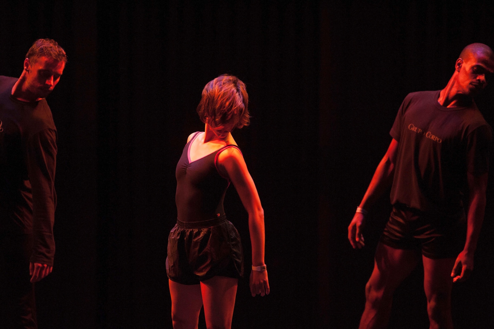 16.dez.2015 - Grupo Corpo ensaia as coreografias "Onqotô", com trilha sonora de Zé Miguel Wisnik e Caetano Veloso, e "Parabelo", de Wisnik e Tom Zé, para apresentações no Auditório Ibirapuera, de 17 a 20 de dezembro. Os ingressos já estão esgotados. As apresentações encerram a comemoração de 40 anos da companhia, que também é homenageada com a exposição Ocupação Grupo Corpo 40 anos, até 17 de janeiro de 2016, no Itaú Cultural. - Reinaldo Canato/UOL