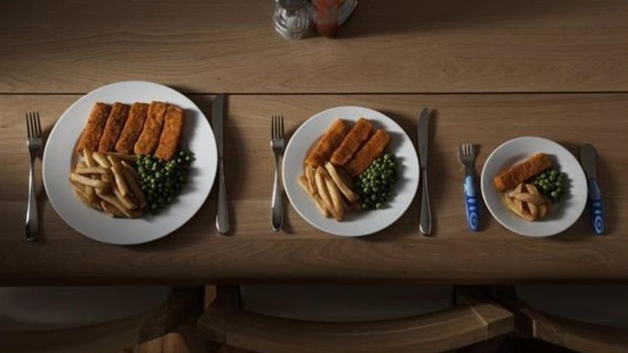 Tamanho do prato influencia no tamanho da porção consumida - Martin Poole/BBC