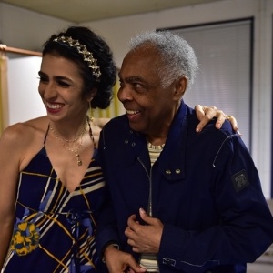 8.nov.2016- Marisa Monte e Gilberto Gil posam juntos nos bastidores do especial de fim de ano de Roberto Carlos - Mauricio Fidalgo/TV Globo - Mauricio Fidalgo/TV Globo