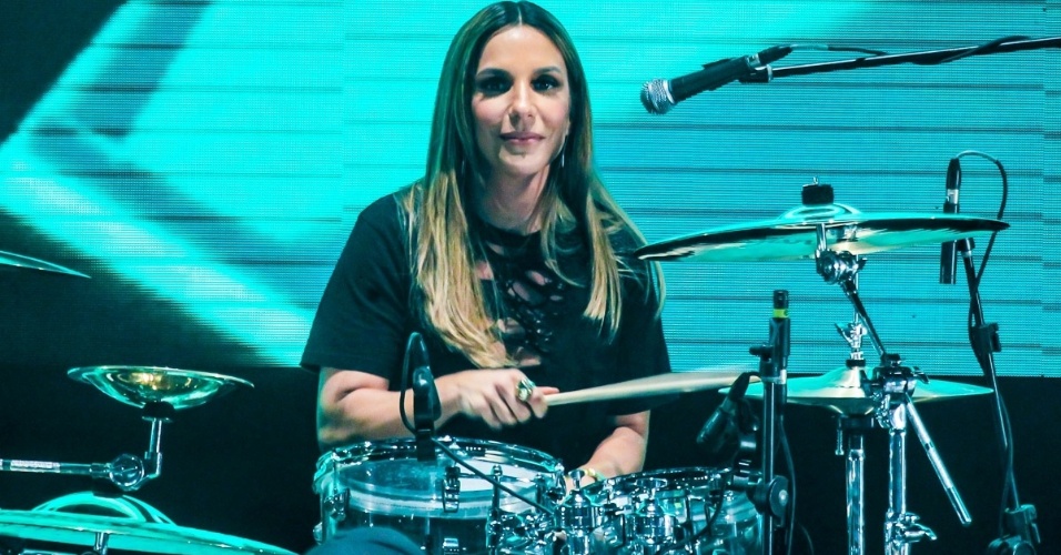 18.nov.2016 - Ivete também deu uma palinha na bateria durante a gravação do DVD Acústico dos Raimundos