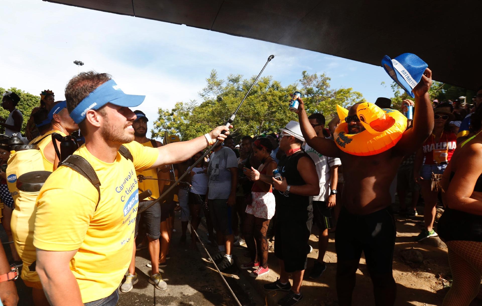 O calor carioca não impediu que milhares fossem atrás do cortejo da Orquestra Voadora, no Rio - Marcelo de Jesus/UOL