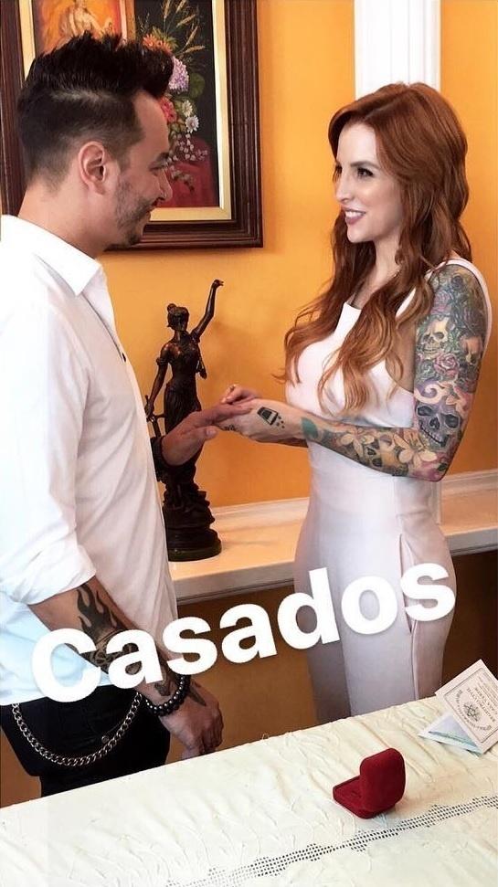 Clara Aguilar, ex-participante do "BBB14", troca alianças com o engenheiro de som e produtor musical Giu Draga em São Paulo - Reprodução/Instagram/_skullblondie