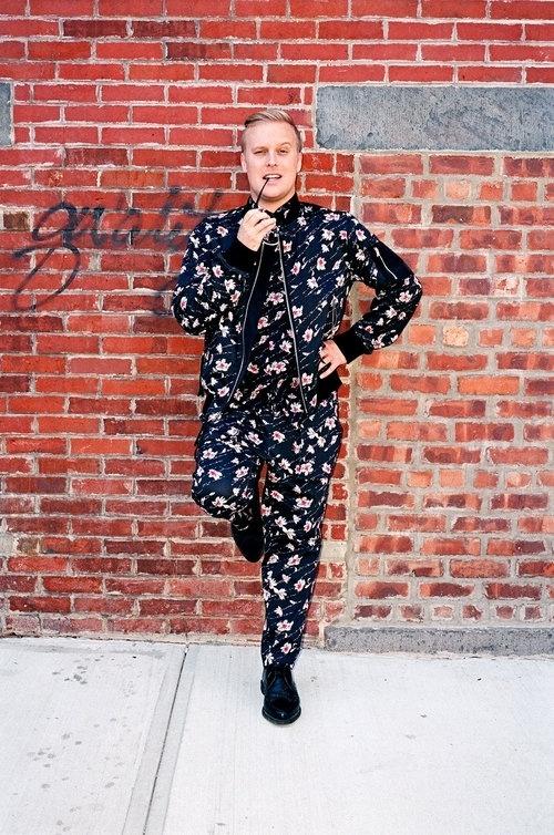 Elliott (John Early) em cena da série "Search Party" - Divulgação