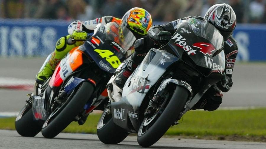 Alexandre Barros (na foto, à frente de Valentino Rossi, em 2002) interrompeu sua carreira após o final da temporada 2007 da MotoGP, o maior campeonato mundial de motovelocidade; agora, voltará a correr pelo Superbike Series, principal torneio nacional - Divulgação