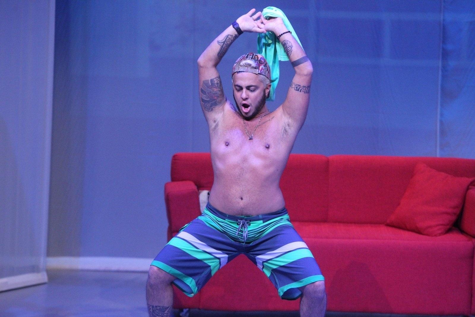 Thammy Miranda estreou nesta sexta-feira (2) a peça "T.R.A.N.S - Terapia de Relacionamento Amorosos Neuróticos Sexuais", no Teatro Glauce Rocha, no Rio, após a primeira apresentação na mostra de teatro Tiradentes em Cena, em Minas Gerais. No espetáculo, ele contracena com a namorada, Andressa Ferreira, tira a camisa e até vai para a cama com ela, mas a cena em que o ator fica de cueca foi retirada - Marcello Sá Barretto/AgNews