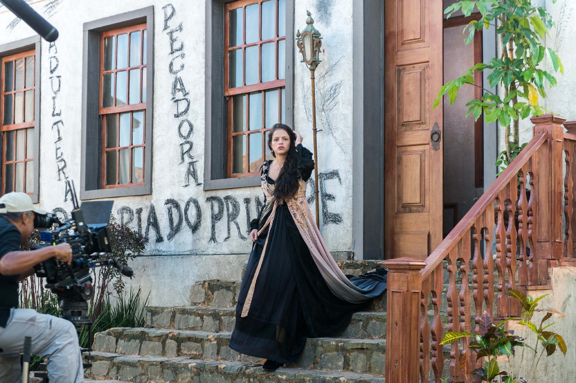 Domitila (Agatha Moreira) se assusta com uma pedra que atravessa a vidraça e descobre que sua casa foi pichada em "Novo Mundo" - Raquel Cunha/TV Globo