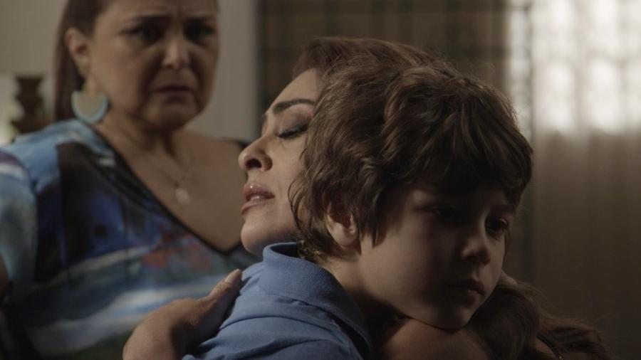 Dedé fica triste por ninguém ter ido a seu aniversário e é consolado pela mãe, Bibi, em "A Força do Querer" - Reprodução/TV Globo