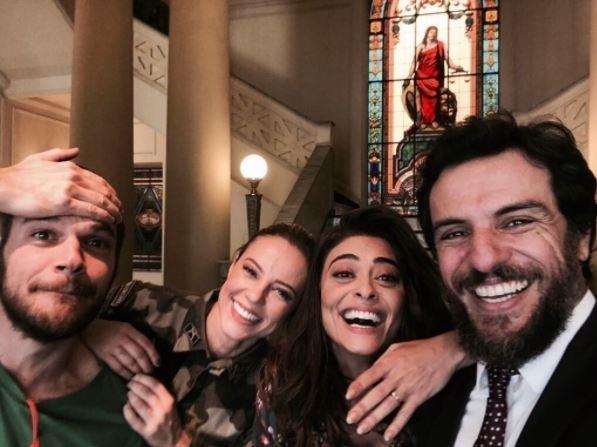Com Emilio Dantas (Rubinho), Paolla Oliveira (Jeiza) e Rodrigo Lombardi (Caio), Juliana cai na gargalhada. Eles gravaram juntos no sábado, 17 de junho. - Reprodução Instagram/Juliana Paes