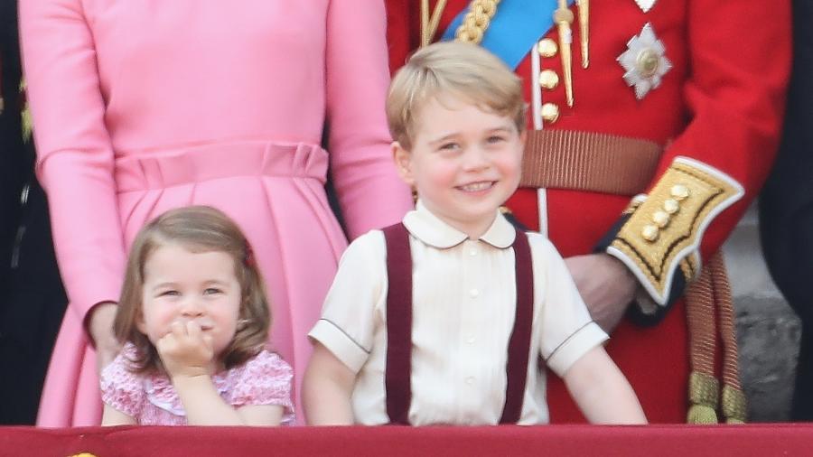 A duquesa e o duque de Cambrige com a princesa Charlotte e o príncipe George, do Reino Unido - Getty Images