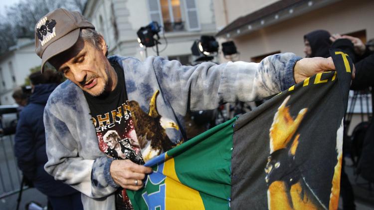Fã brasileiro presta homenagem a Johnny Hallyday após a morte do cantor - AFP - AFP