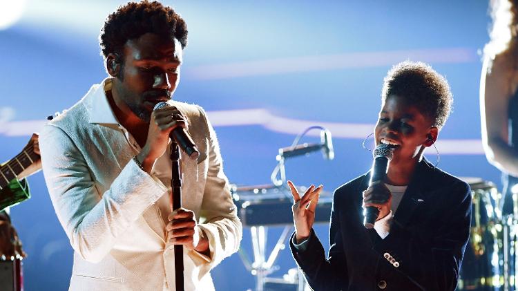 Childish Gambino e JD McCrary se apresentam no palco do Grammy 2018 - Getty Images - Getty Images
