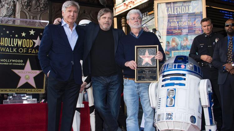 Harrison Ford, Mark Hamill, o cineasta George Lucas e o droide R2-D2 posam para foto em Los Angeles - Valerie Macon/AFP Photo - Valerie Macon/AFP Photo